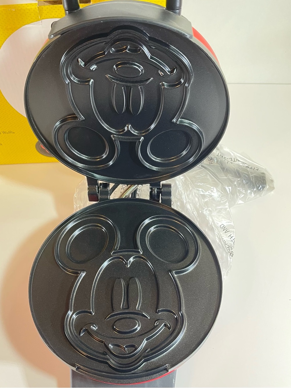 Disney Mickey Mouse 7.5 Inch Single Waffle Maker NIB Kitchen DCM12 Nonstick - Picture 8 of 10